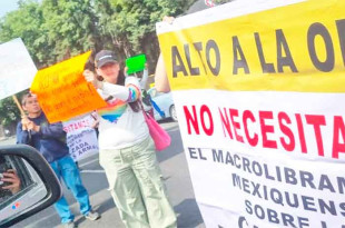  El tránsito en la zona presenta severas afectaciones, mientras elementos de seguridad intentan liberar la vialidad.