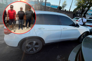 Durante la inspección se aseguraron armas, marihuana y probable metanfetamina, además de múltiples cargadores y cartuchos, vinculando al grupo con delitos de alto riesgo.