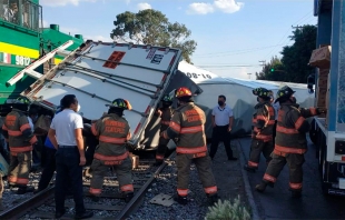 #Video: En #Ecatepec tráiler intenta ganarle el paso al tren y así fue el impacto