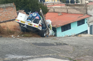 Una pipa de gas perdió el control la tarde de este martes en la calle López Mateos, en la colonia San Juan Totoltepec, Naucalpan.