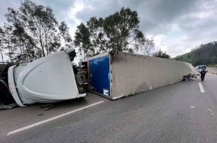 Volcó un camión de cereales en Atlacomulco