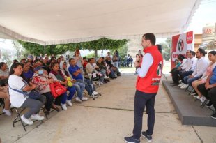 Elías Rescala se reunió con vecinos de Los Remedios, en Naucalpan, para explicar sus propuestas sobre la distribución del agua del Cutzamala.