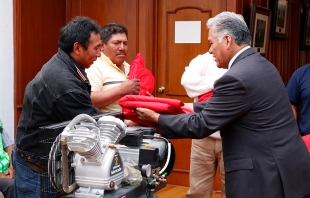 Fabricarán en Toluca sillas de ruedas; alcalde entrega material y herramientas