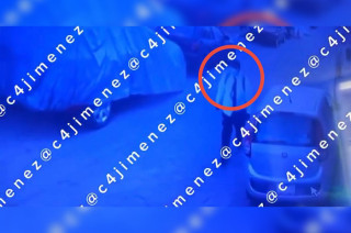 Uno de los sujetos portaba corbata, lo que podría ser una pista clave para su identificación.
