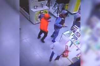 #Edomex: Policías enfrentan a balazos a sujetos que roban en Coppel