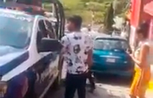 #Video: “Usted me robó”, acusa joven a policía de Naucalpan y lo golpea