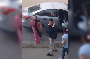 Según reportes, dos hombres y dos mujeres, una de ellas de la tercera edad, llegaron en un automóvil gris para reclamar la propiedad.