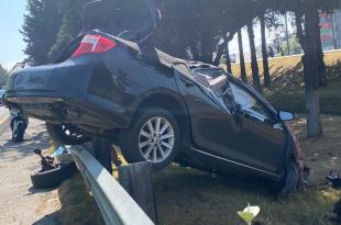 Debido al impacto, el auto perdió una llanta en la delegación de Santa María Totoltepec.