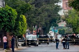 Dos sujetos en motocicleta dispararon contra las víctimas dentro del negocio en Santiaguito