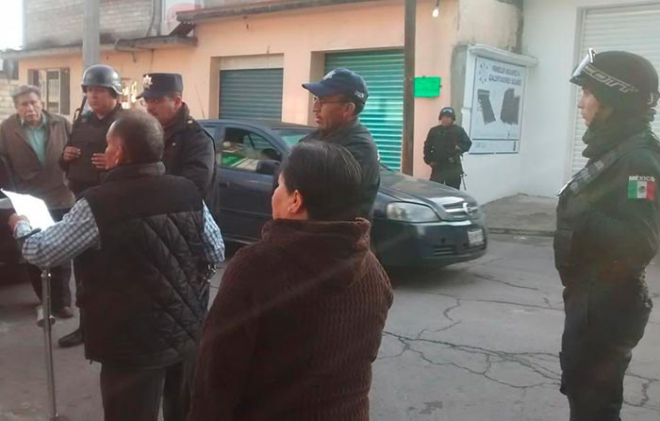 Impiden vecinos trabajos en antena de Telmex en Toluca