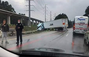 #ÚltimoMinuto: Choca tráiler a la altura de La Escondida en la México-Toluca