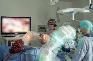 Detalló que se tiene una mayor capacidad resolutiva, un ahorro en antibióticos, analgésicos e insumos en general; además el o la paciente egresa al día siguiente y no permanece internado cuatro o cinco días