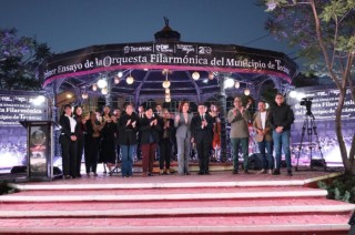 Los jóvenes músicos de la primera Orquesta Filarmónica de Tecámac durante su primer ensayo en el kiosco de la Cabecera Municipal.