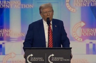 Durante un foro de la organización ultraconservadora Turning Point en Phoenix, Arizona, Trump aseguró que deportará a todos los miembros de pandillas extranjeras y desmantelará las redes criminales operando en suelo estadounidense.