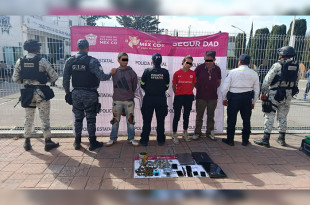 Los detenidos, junto con los indicios asegurados, fueron trasladados ante la Agencia del Ministerio Público.