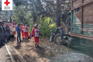 Paramédicos de la Cruz Roja Mexicana delegación Toluca acudieron al sitio tras recibir el llamado de emergencia.