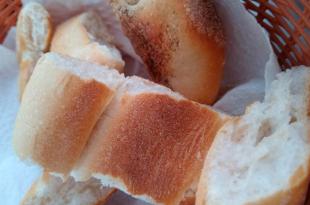 El pan blanco como bolillos y teleras, pasó de 1.50 a tres pesos, el doble; mientras que el pan de dulce en general registró un incremento de hasta cuatro pesos.
