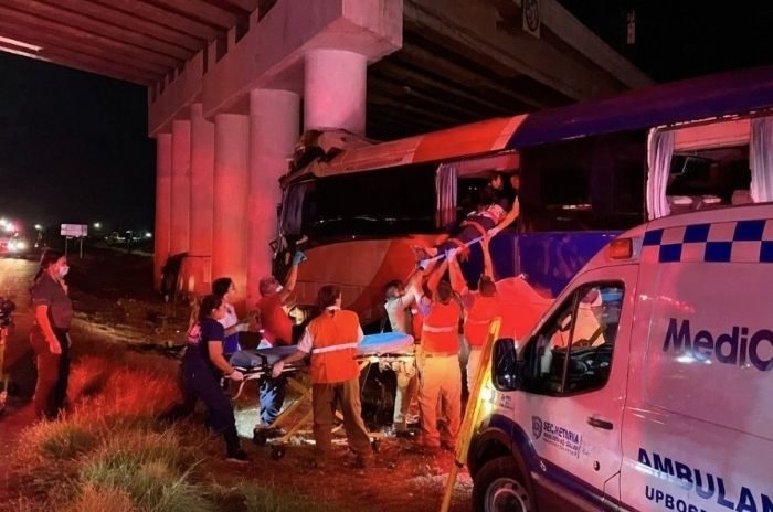 Cuerpos de emergencia laboran en el sitio del choque del autobús del IMSS en el Libramiento Oriente.