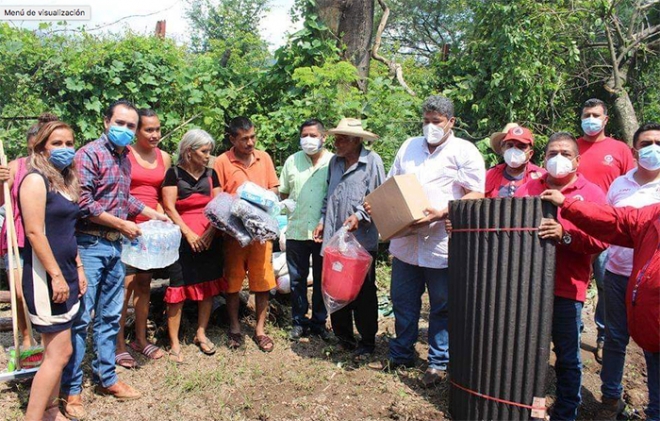 Entrega Anthony Domínguez apoyos a damnificados por inundaciones