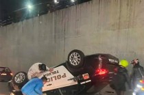 El vehículo quedó con las llantas hacia arriba.