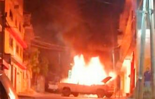 Iban a linchar a dos en #Naucalpan; queman camioneta de presunto violador