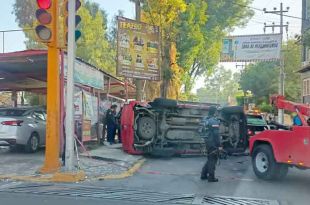 La camioneta, presuntamente conducida por policías ministeriales, terminó volcada sobre su costado izquierdo.