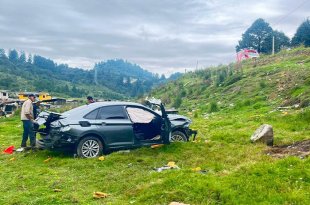 El Volkswagen Jetta terminó fuera de la cinta asfáltica y con severos daños tras la volcadura registrada en la carretera Toluca-Naucalpan.