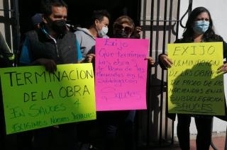 A lo largo de las avenidas hay tierra, polvo y coladeras destapadas y podrían ocasionar un problema.