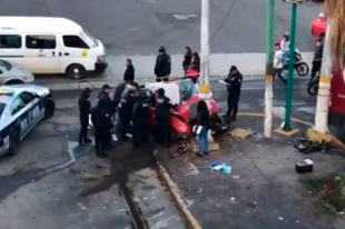 Se pasa el alto y causa la muerte de dos personas, en Neza