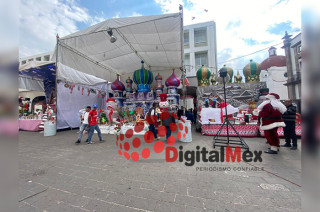 Escenarios navideños en la Plaza Fray Andrés de Castro permiten a familias y visitantes tomarse fotos con Santa Claus durante la temporada decembrina.