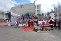 Escenarios navideños en la Plaza Fray Andrés de Castro permiten a familias y visitantes tomarse fotos con Santa Claus durante la temporada decembrina.