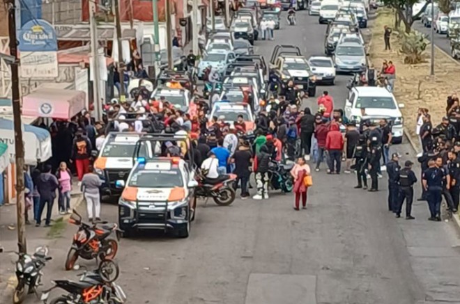 Vecinos captan el momento en que las autoridades intervienen en un presunto caso de montachoques