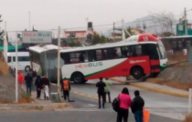 Mexibús vuelca para evitar atropellar a un peatón, en #Tecámac