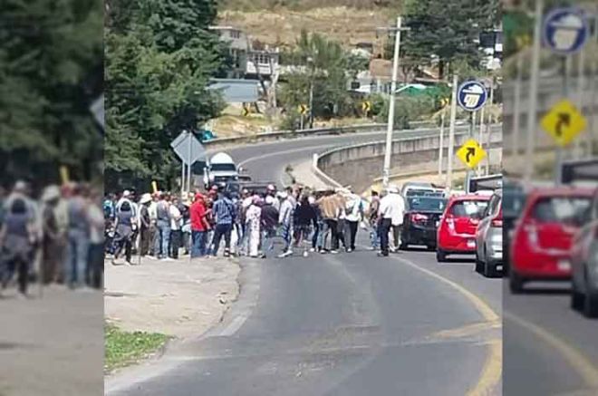 Cientos de automovilistas y conductores del transporte público se quedaron varados en ambos sentidos.