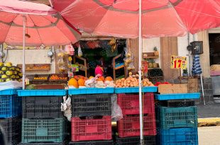 Comerciantes de los mercados Juárez y 16 de Septiembre reportan una fuerte caída en ventas al señalar competencia desleal por comercio informal en calles y pasillos.