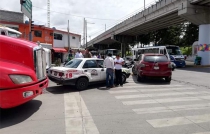 #Toluca: taxi choca contra tráiler y camioneta en Tollocan