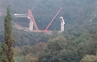 Se desploma pluma en construcción de autopista en Huixquilucan