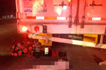 Las víctimas viajaban en una motocicleta Italika negro con gris y chocaron contra la parte trasera de un tráiler.