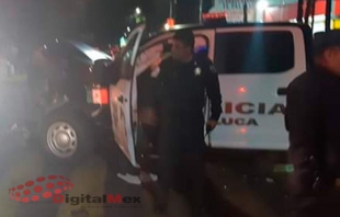 Patrulla impacta vehículo particular en Toluca; hay dos heridos