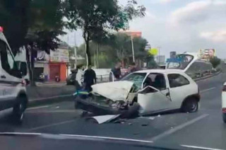 #Video: Automovilista se salva de milagro tras impactar contra muro de contención en #Toluca