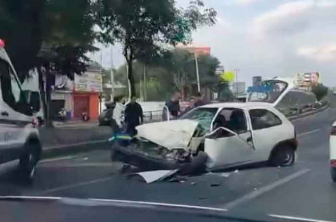 #Video: Automovilista se salva de milagro tras impactar contra muro de contención en #Toluca