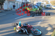 Motocicleta Italika MD200 y camioneta Volkswagen Taos involucradas en el accidente ocurrido sobre Calzada al Pacífico