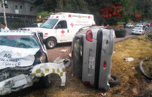 Choque entre taxi y coche deja cinco lesionados en Tenango