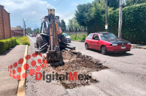 Sobre las calles que sí corresponden al municipio, Flores Fernández señaló que no presentan daños estructurales y que se mantiene un programa permanente de bacheo