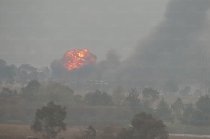 Una intensa columna de humo negro se elevó desde una nave industrial de IUSA, en la zona de Pastejé.