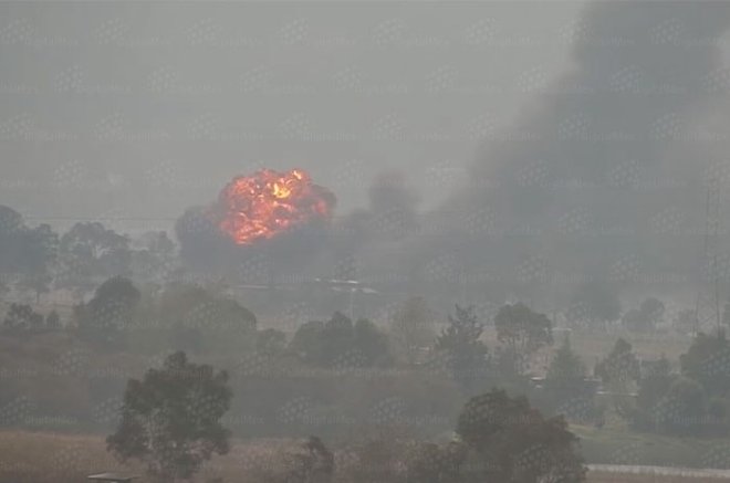 Una intensa columna de humo negro se elevó desde una nave industrial de IUSA, en la zona de Pastejé.