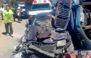Vuelca camión arenero en Valle de Bravo; aplasta vehículos con ocupantes