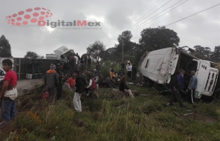 Choque entre autobús y tráiler deja 20 lesionados en Jilotepec