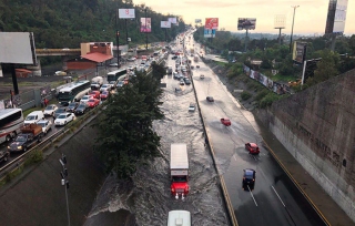 Inundado paso a desnivel en Santa Fe