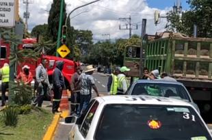 Todo comenzo cuando el chofer del camión verde quiso dar la vuelta y no le permitieron el paso